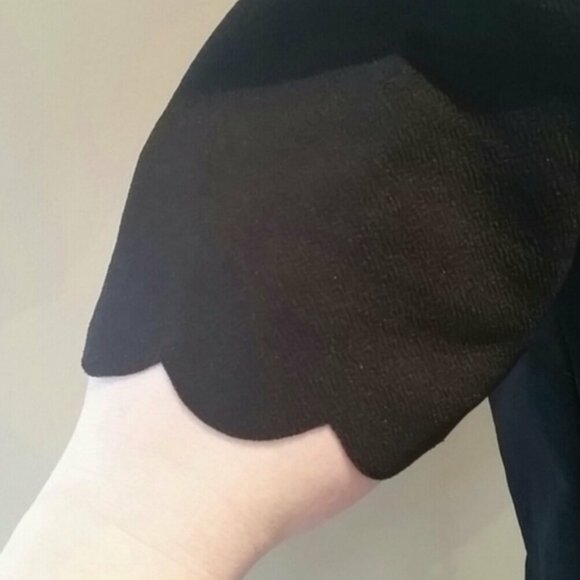 Boohoo Black Scalloped Short Sleeve TOP NWT sz 2 - Picture 4 of 8